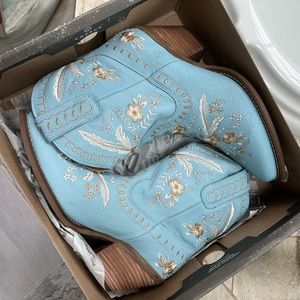 NWT Primrose Light Blue Booties By Dingo size 9.5